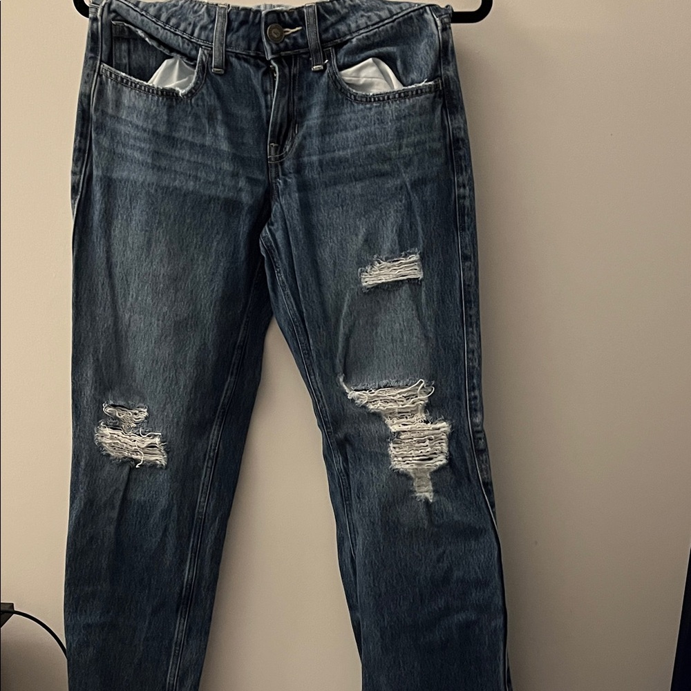 Hollister Blue Distressed Boyfriend Jeans.
In gentle used condition.
